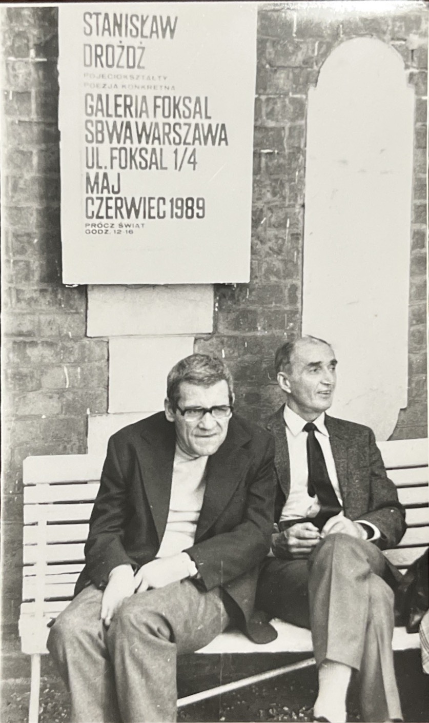 Stanisław Dróżdż i Wiesław Borowski przed Galerią Foksal