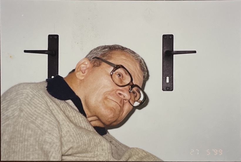 Artysta z pracą "Klamki" na wystawie w Zamku Ujazdowskim w Warszawie, 1999