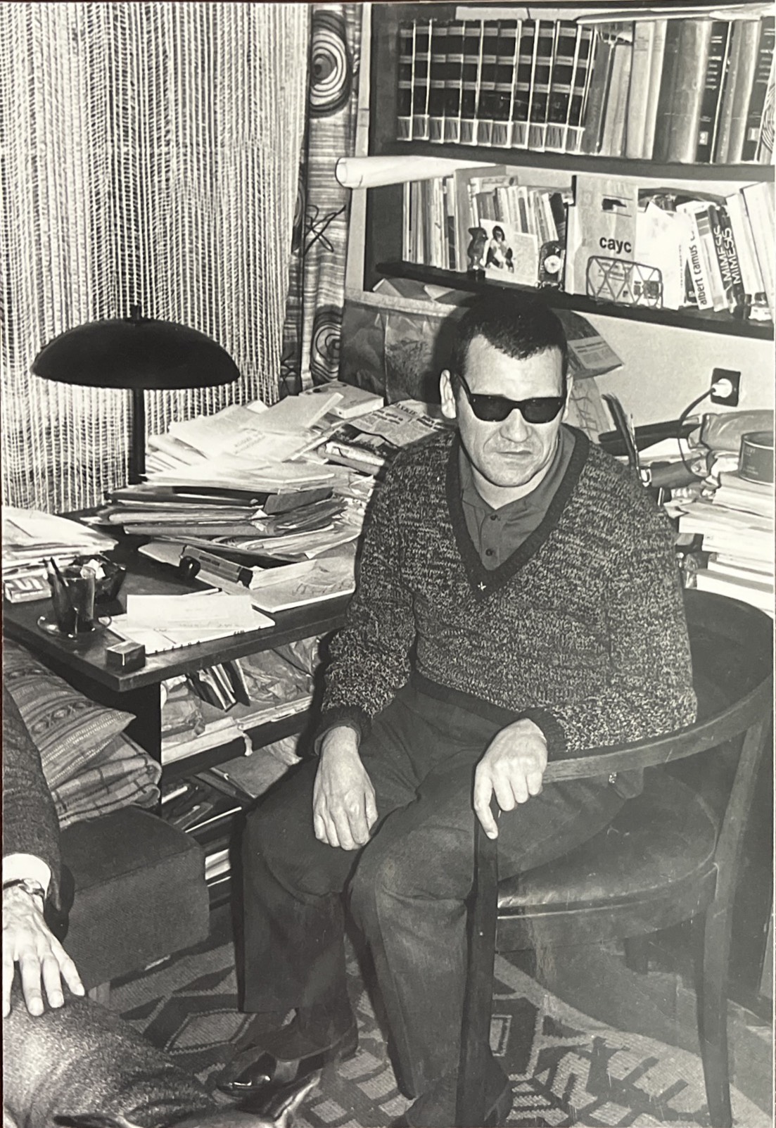 Przy swoim biurku w mieszkaniu na Białoskórniczej, lata 70.