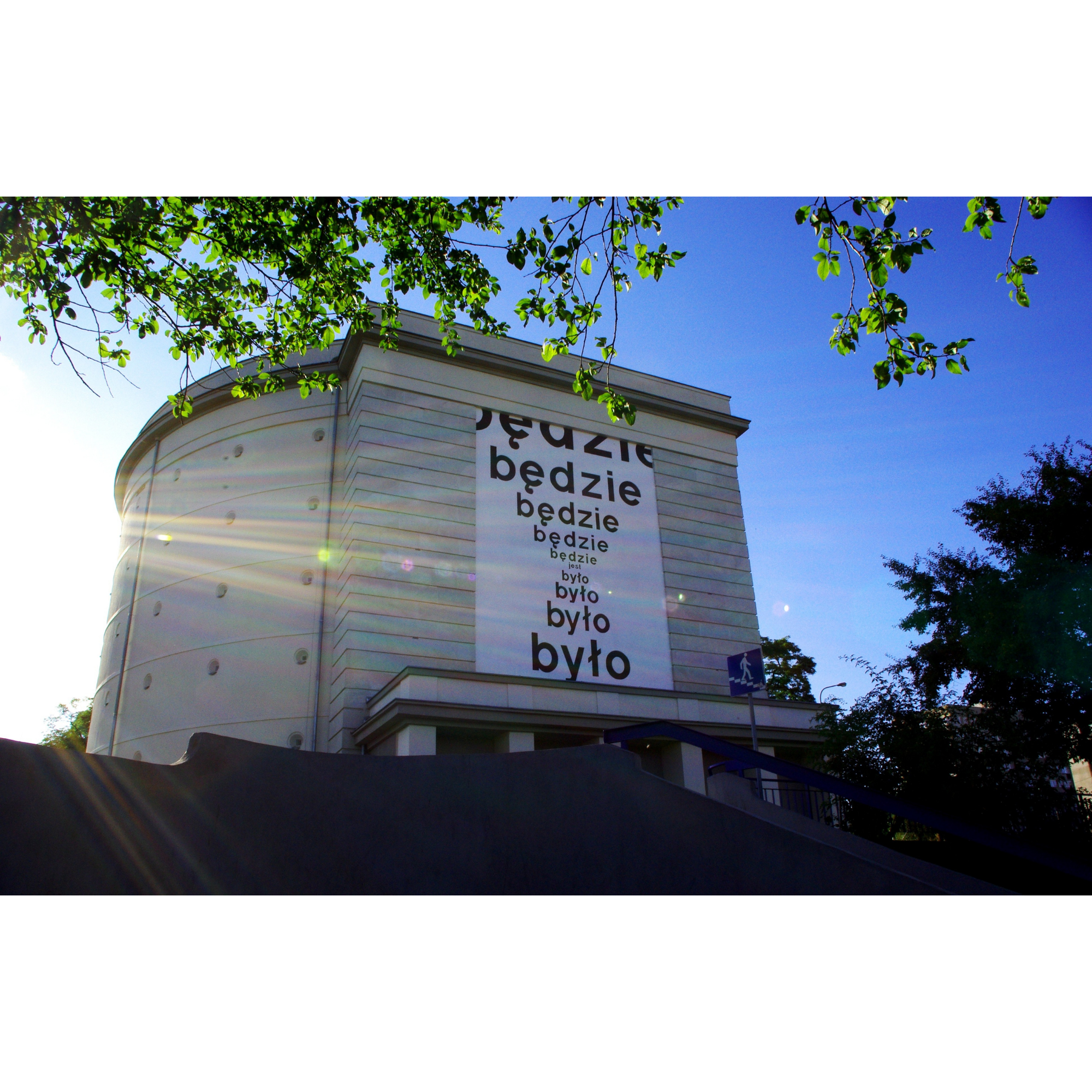 Realizacja pracy na fasadzie Muzeum Współczesnego Wrocław.