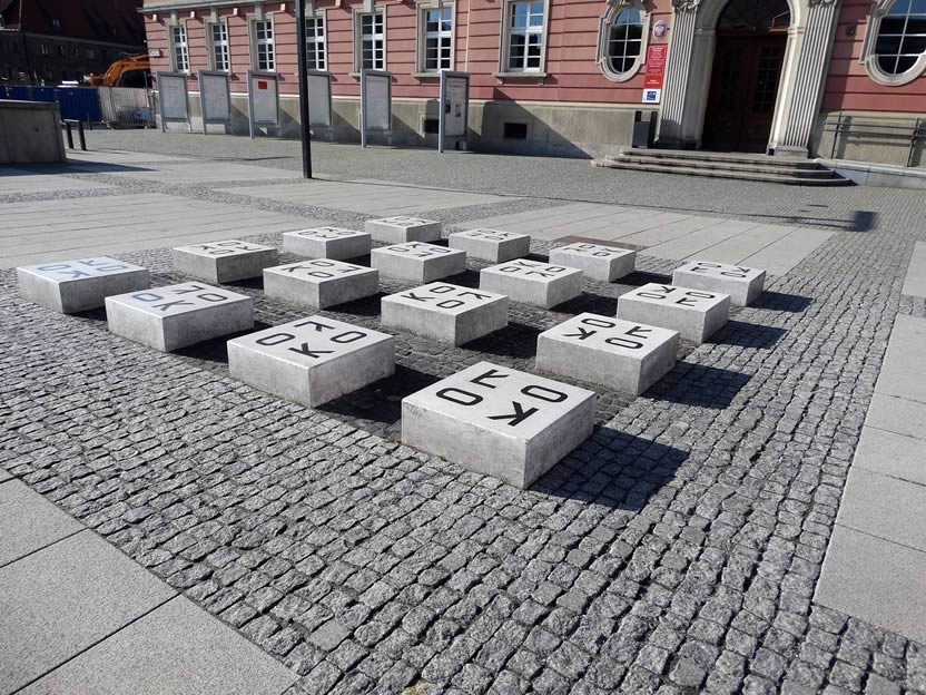 Realizacja przestrzenna pracy “Koło” na Placu Nowy Targ we Wrocławiu. Fot. Monika Aleksandrowicz.