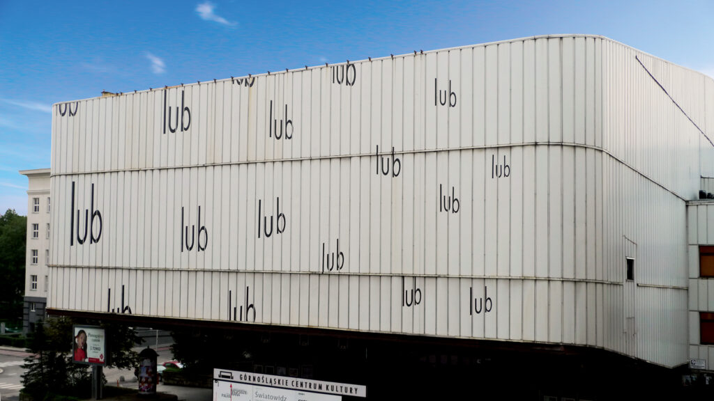 Realizacja na fasadzie budynku Instytucja Kultury im. Krystyny Bochenek – Katowice Miasto Ogrodów (nieistniejąca). fot. Jakub Byrczek