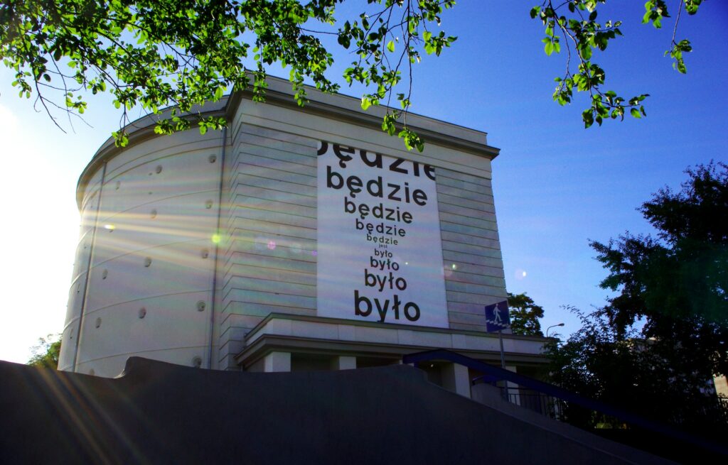 Realizacja pracy na fasadzie Muzeum Współczesnego Wrocław.