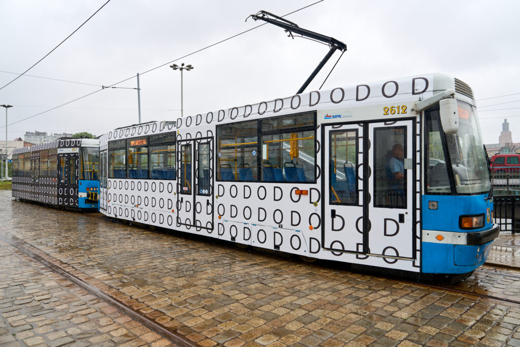 Realizacja pracy na wrocławskim tramwaju.
