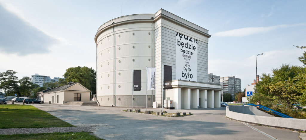 Realizacja pracy na fasadzie Muzeum Współczesnego Wrocław.