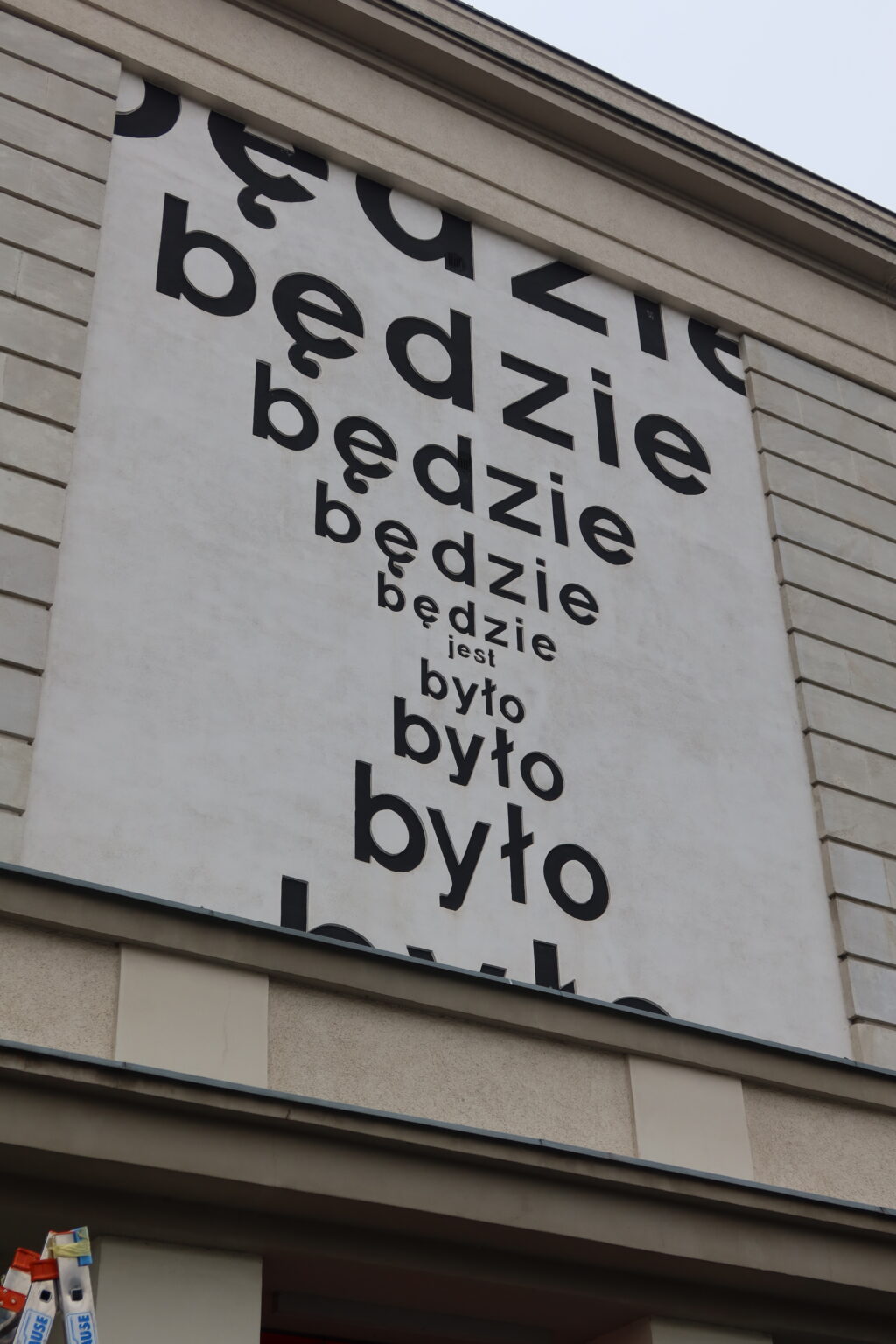 Realizacja pracy na fasadzie Muzeum Współczesnego Wrocław.