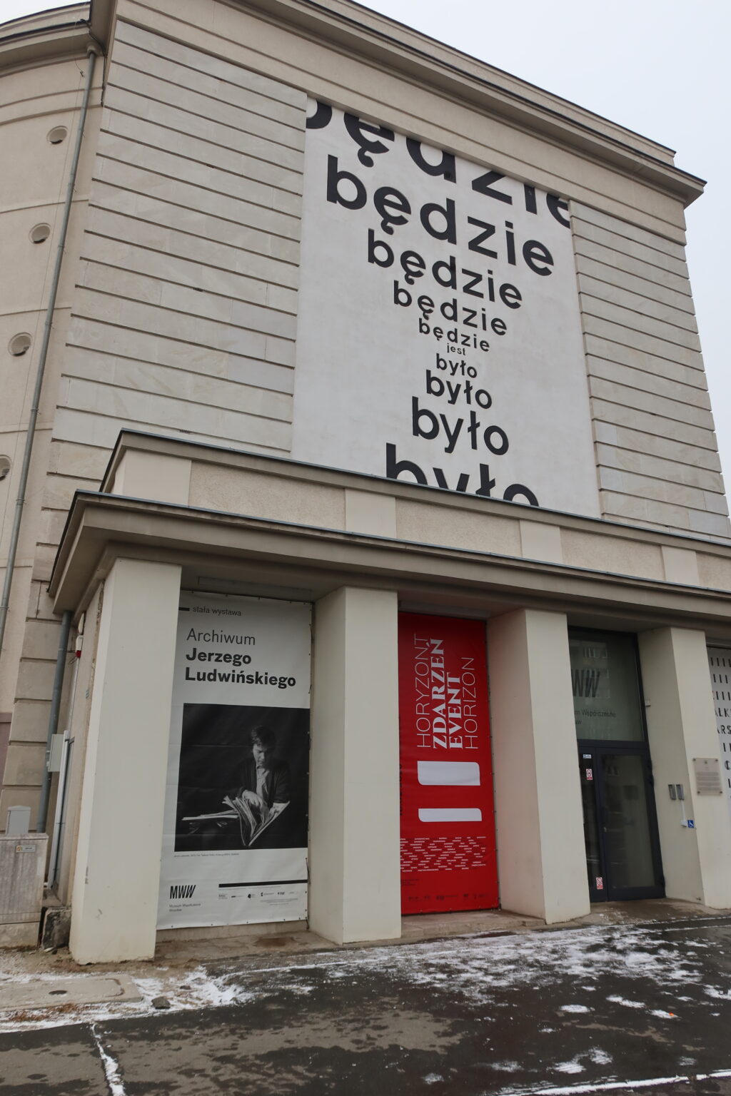 Realizacja pracy na fasadzie Muzeum Współczesnego Wrocław.